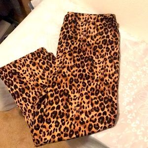 Rear-zippered leopard print capris